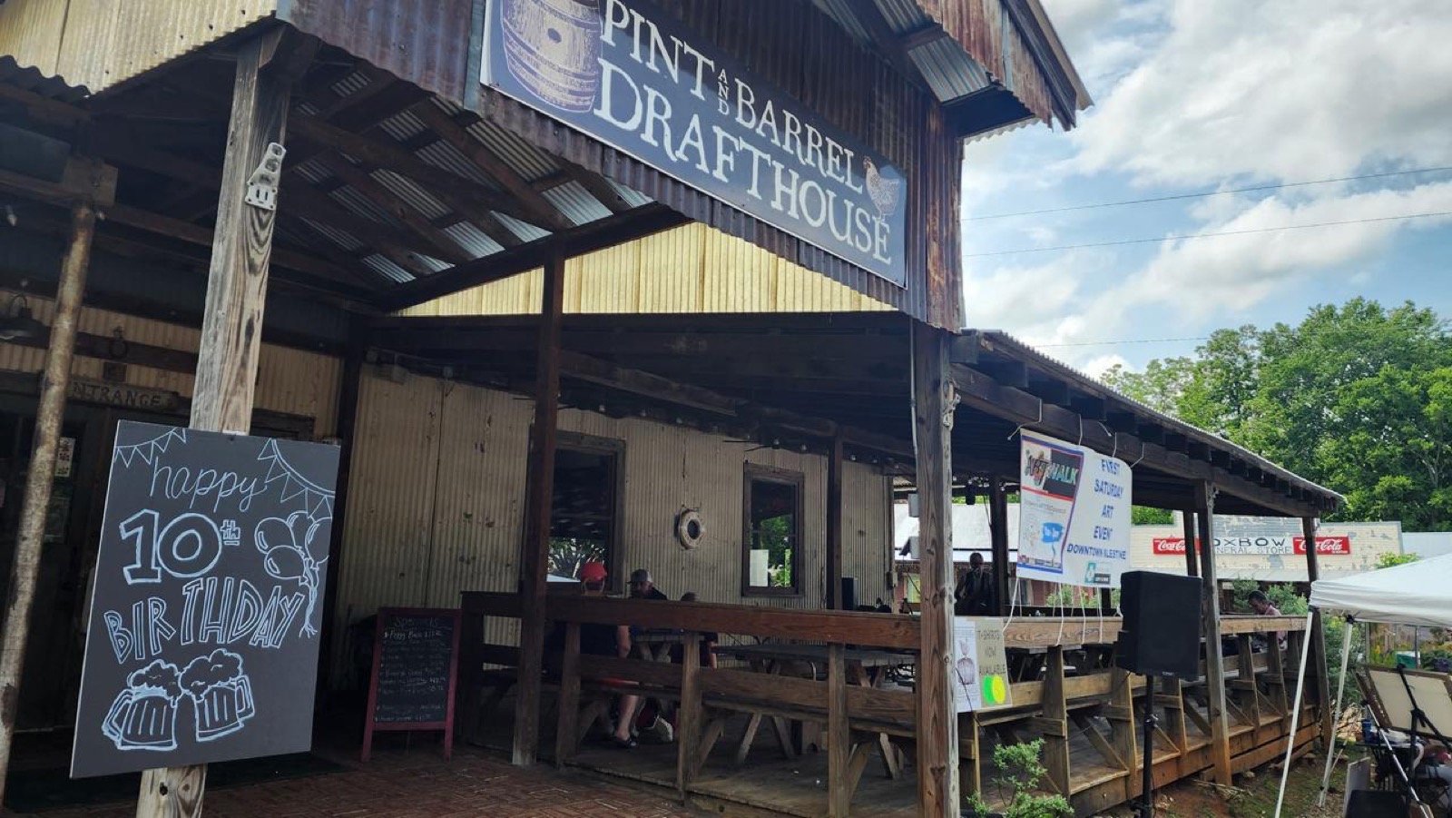Pint & Barrel exterior patio and sign